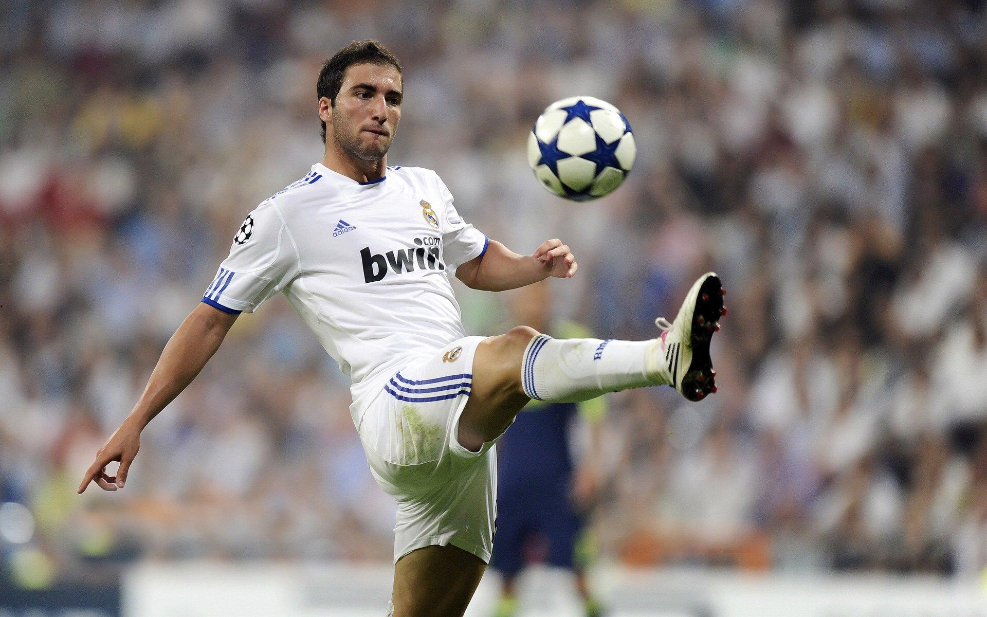 皇家马德里与巴塞罗那上演巅峰对决,西甲冠军悬念再起